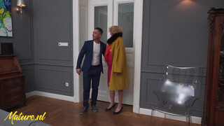 Mature.nl - Öreg asszony popóba rakva