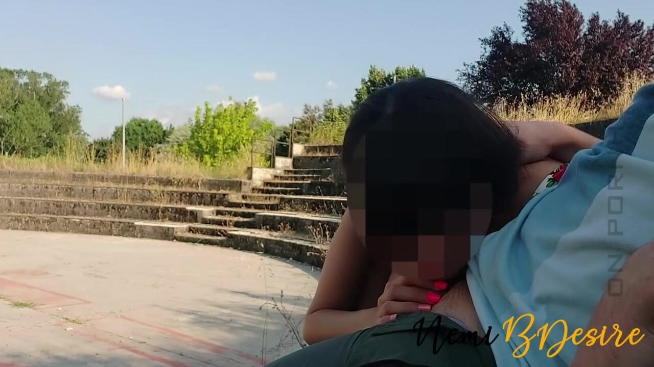 Amatőr latin asszony a szabadban dug