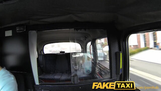 FakeTaxi szexy kiscsaj engedi análba is