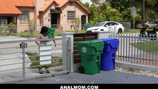 Nadia White fiatal hapsival közösül - Anal mom