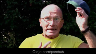 Idős tata popsiba dugja a bombázó tinit