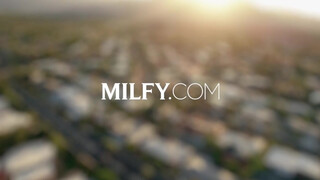 MILFY - Savannah Bond hatalmas farokkal popsiba baszva